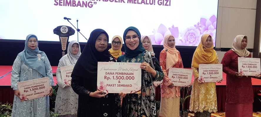 Ketua TP-PKK Kota Balikpapan Nurlena Rahmad Mas&rsquo;ud memberikan penghargaan kepada 10 wanita tangguh di Kota Balikpapan dalam perayaan Hari Ibu ke-96 Kota Balikpapan.