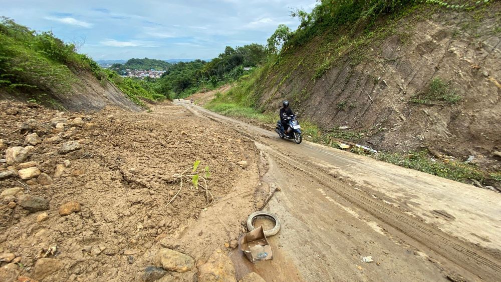 BAHAYA: Akses Jalan Merdeka Timur, Kecamatan Sungai Pinang yang masih ditutup sementara akibat longsor pada Rabu (18/12).