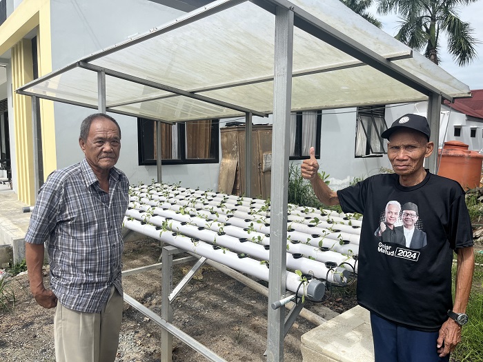 BERKARYA: Sujud dan Suparjo menyalurkan hobi menanam di panti asuhan, selain untuk memenuhi kebutuhan di panti juga dijual untuk umum.
