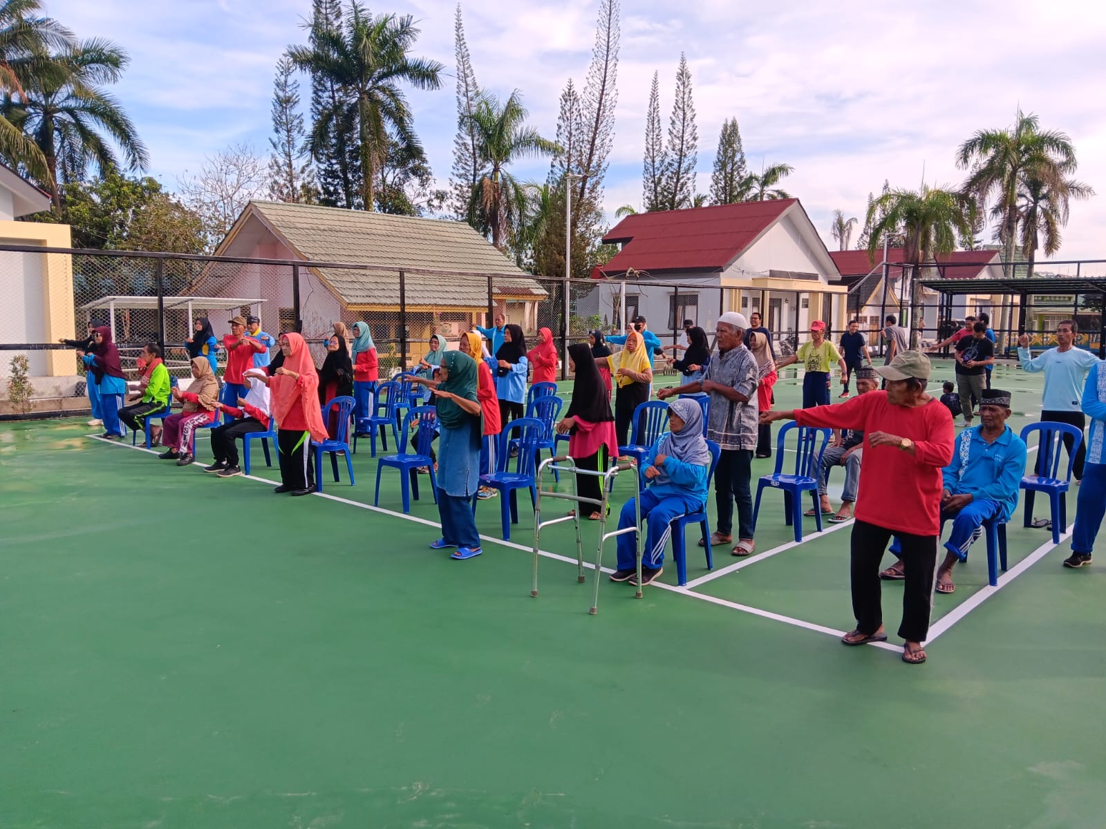 JAGA KESEHATAN: UPTD Panti Sosial Tresna Werdha Nirwana Puri di Samarinda rutin mengadakan senam tiap Rabu dan Sabtu untuk jaga kesehatan para lansia.