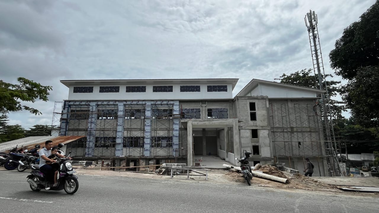 TERUS DIKERJAKAN: Pantauan pembangunan SMP 27 yang berlokasi di Jalan Telaga Sari, eks Lapangan Tennis Manuntung, Senin (23/12).