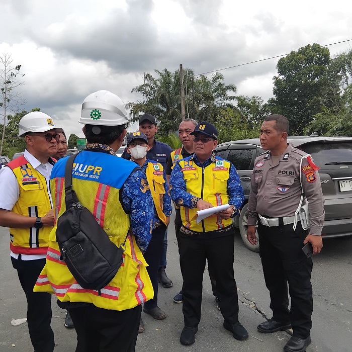 GERAK CEPAT: BBPJN Kaltim melalui PPK 1.4 - Satker PJN Wilayah 1 Provinsi Kaltim segera memasang jembatan bailey pada jalan amblas di Km 9,5 Desa Sungai Merdeka Kecamatan Samboja Barat, Senin (23/12).
