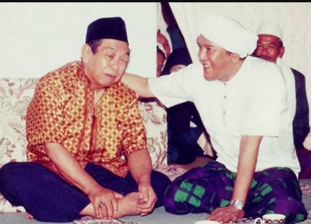 KH Muhammad Zaini Abdul Ghani (kiri) bersama KH Abdurrahman Wahid