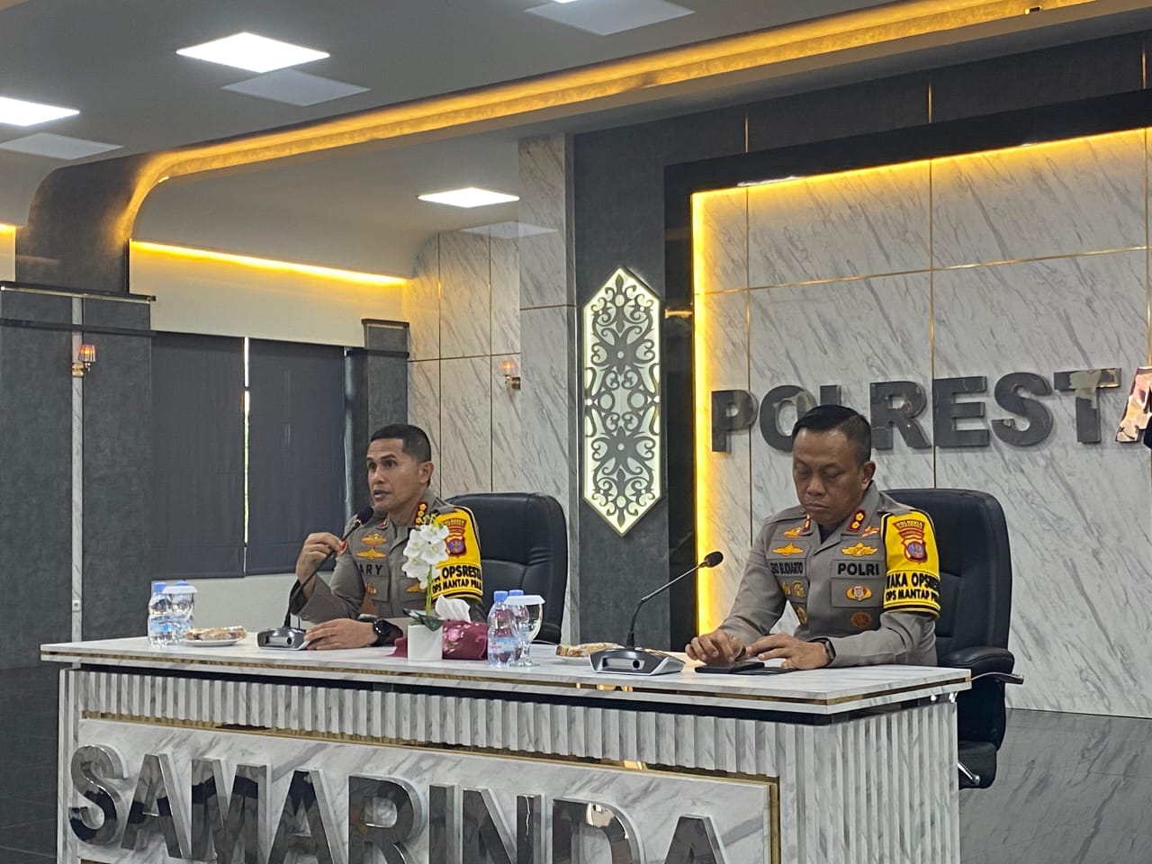Kapolresta Samarinda Kombes Pol Ary Fadli saat memaparkan angka-angka kriminal Samarinda sepanjang 2024. (FOTO: IST)