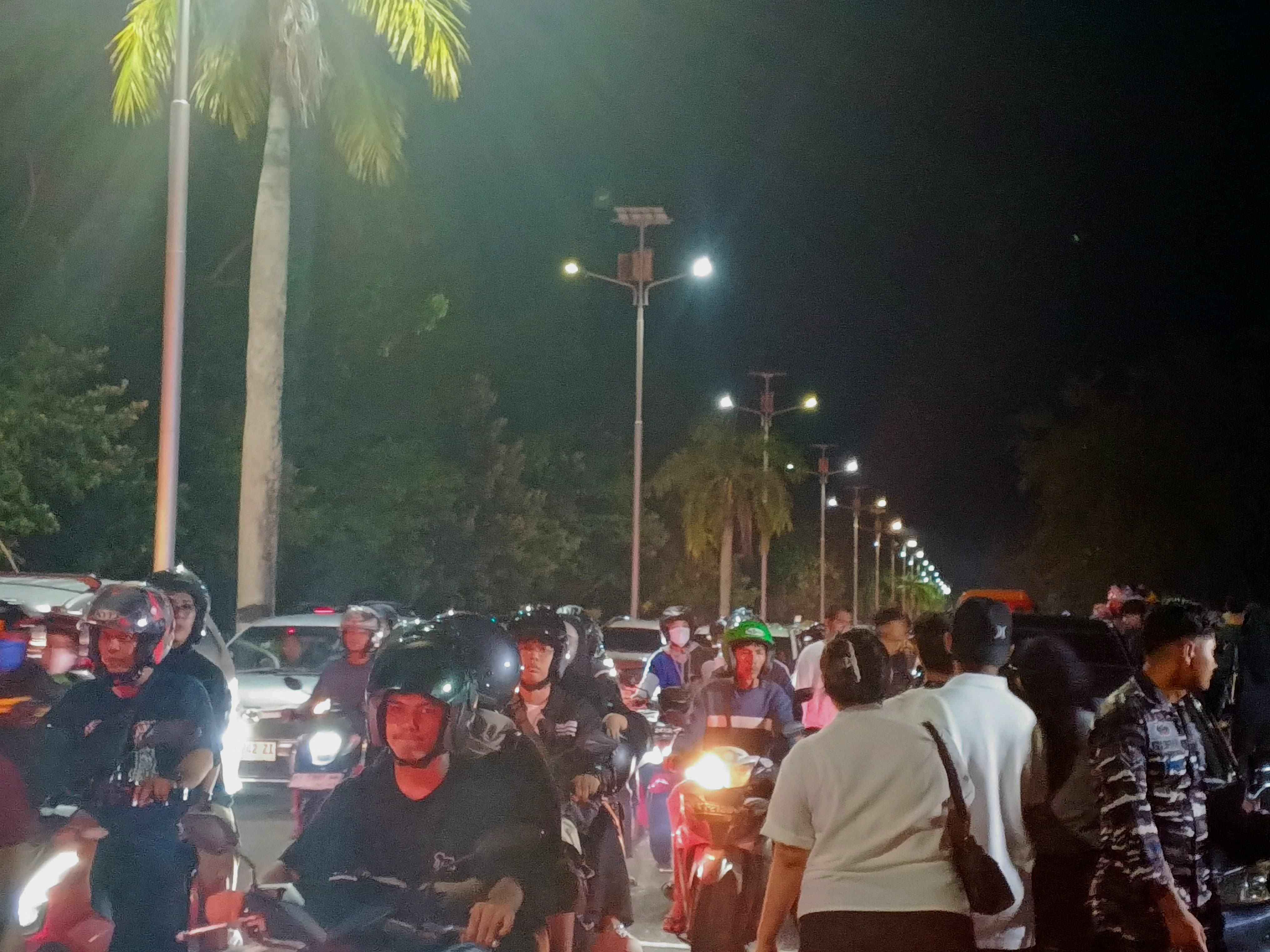 PADAT: Arus lalu lintas semakin padat di kawasan lapangan merdeka. (Syahrul/KP)