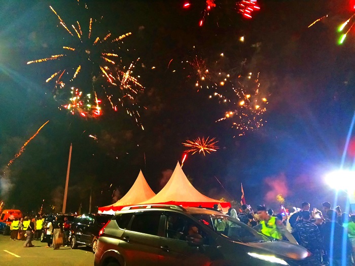 PESTA: Momen pergantian tahun di lapangan merdeka dipadati warga untuk menunggu kembang api.