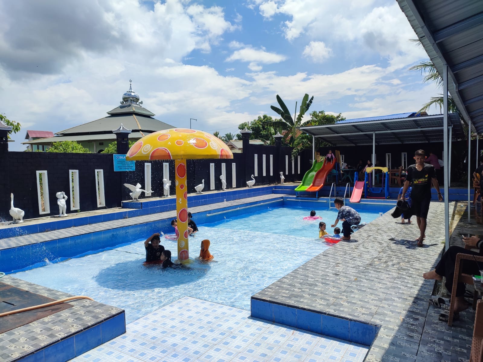 Tempat pemandian atau kolam renang ramai dikunjungi di saat libur tahun baru.