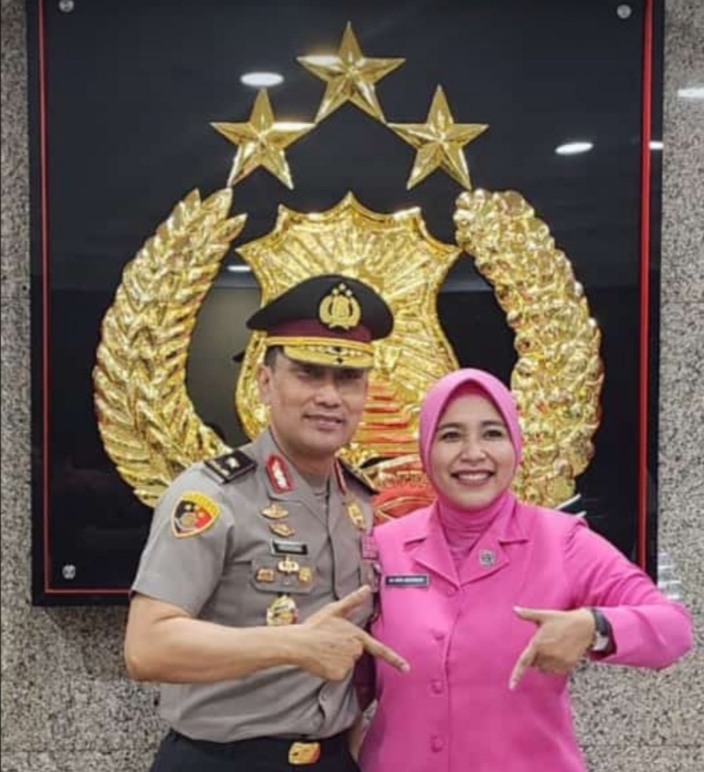 Brigjen Pol Hindarsono bersama istri. (FOTO: IST)
