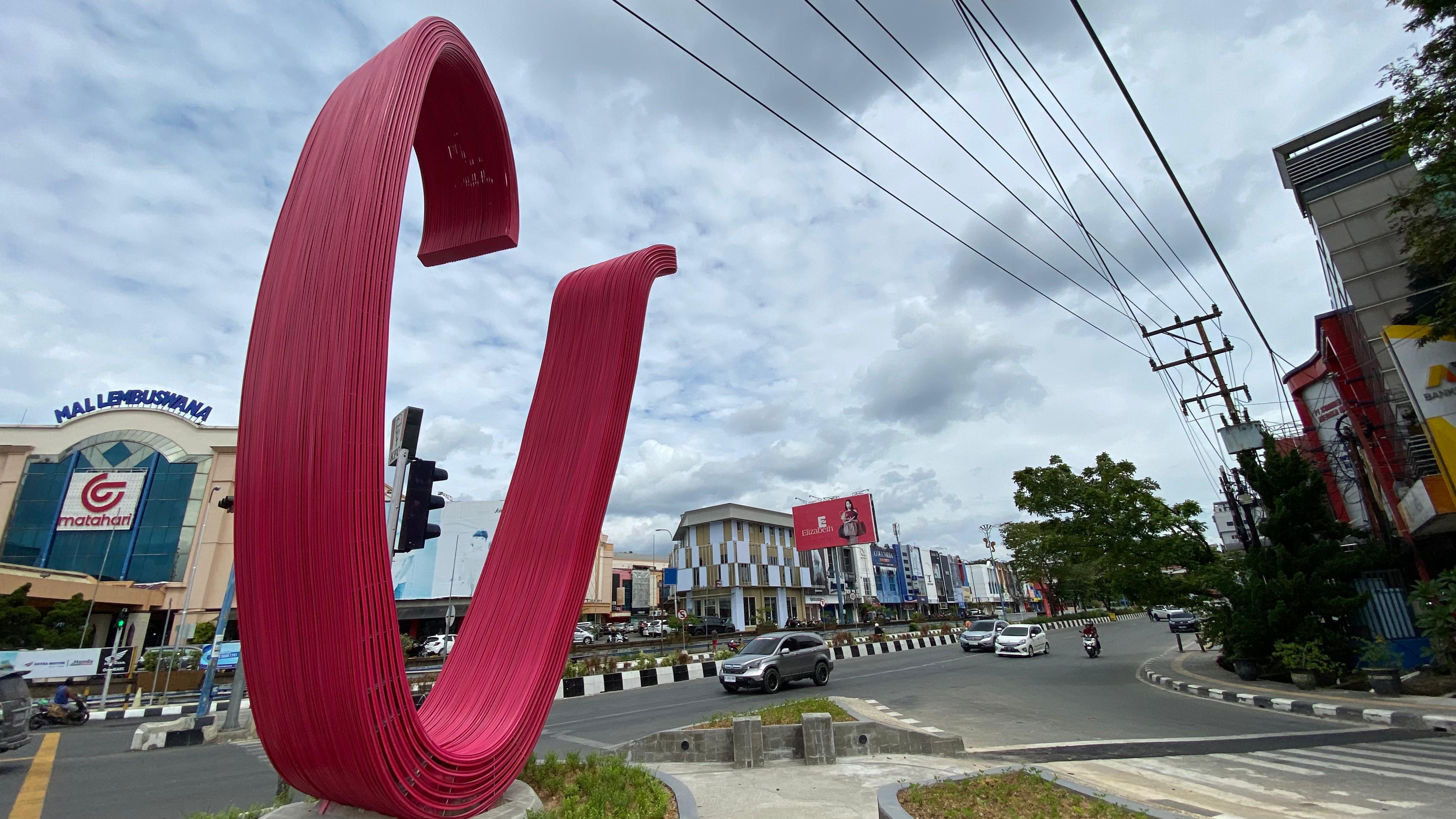 POP ART: Salah satu ikon baru di Simpang Mal Lembuswana, yakni konstuksi baja setinggi 8 meter dibalut kabel plastik daur ulang, merepresentasikan bentuk tubuh Pesut Mahakam.