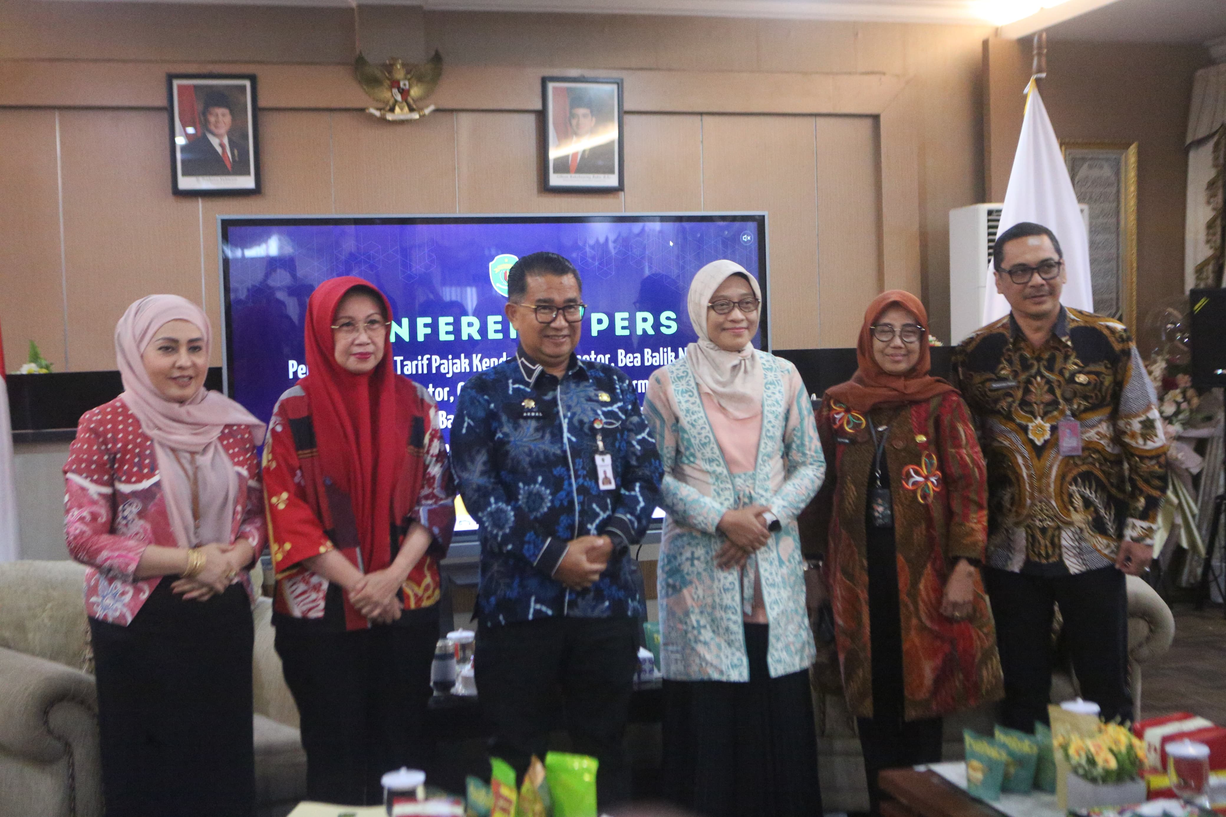 Pj Gubernur Kaltim Akmal Malik berfoto bersama seusai mengumumkan tarif pajak kendaraan bermotor yang baru. (FOTO: RAMA)