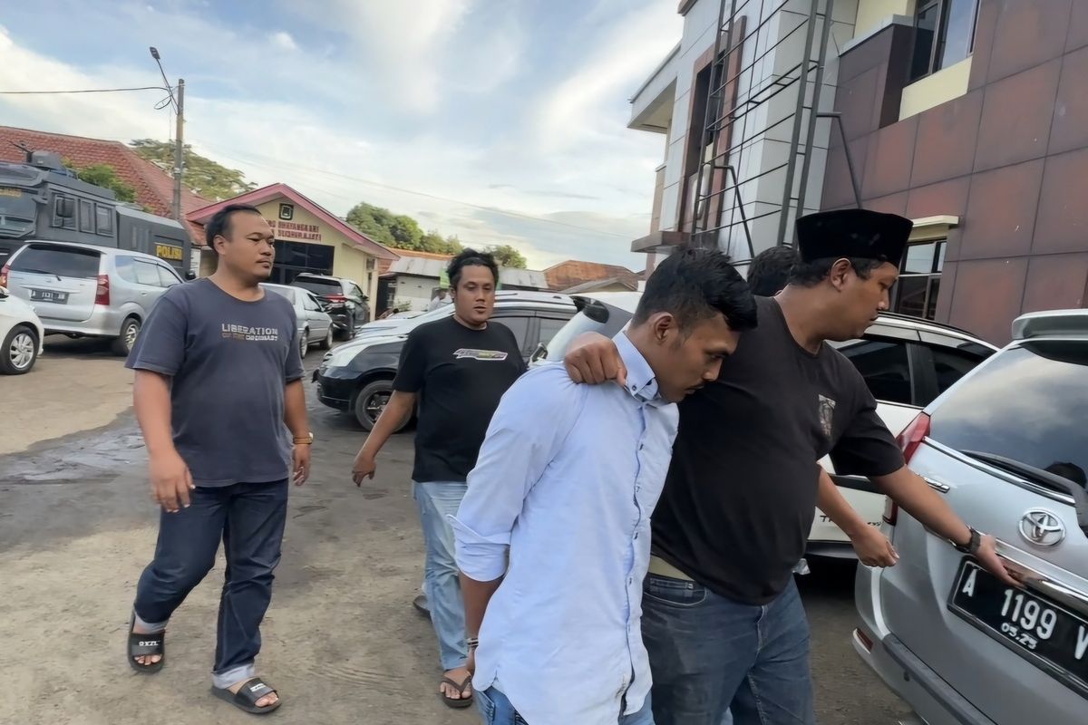 DITANGKAP: AS (32) yang diduga penyewa mobil rental terkait kasus penembakan di rest area Km 45 Tol Tangerang-Merak, ditangkap Polres Pandeglang pada Jumat 2 Januari 2025. (FOTO: IST)