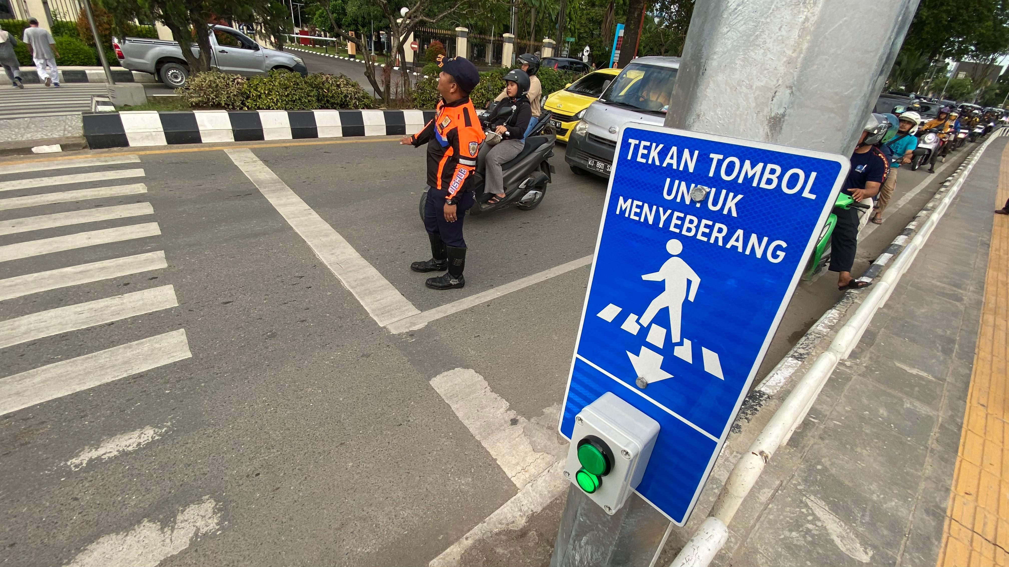 PELICON CROSS: Rupanya sangat bermanfaat, khususnya warga yang menggunakan sebagai sarana penyebrangan. Dishub Samarinda rencananya akan menambah di beberapa titik di Samarinda. (FOTO/RAMA)