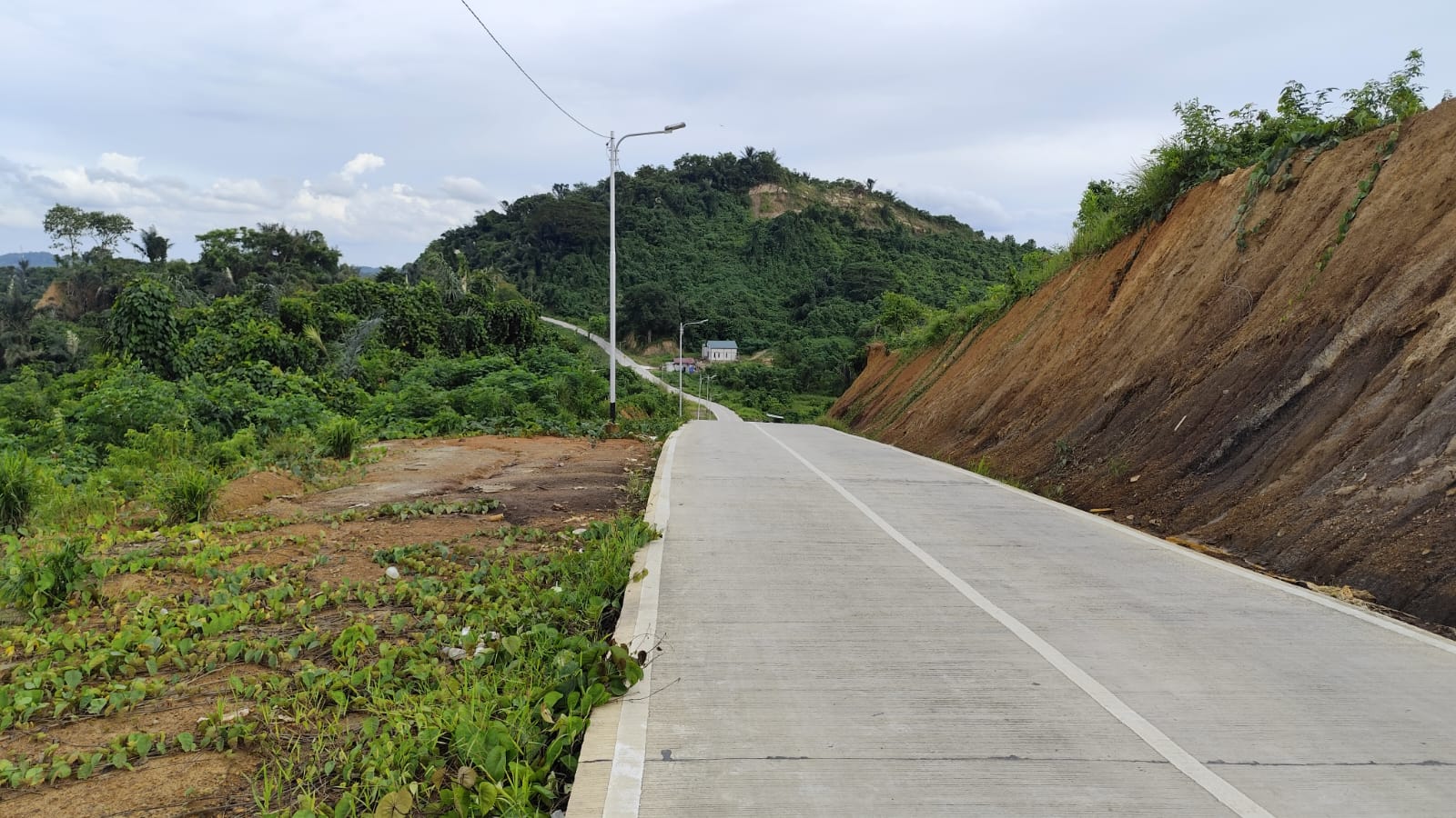 MASIH TERBATAS: Akses jalan baru tembusan Jalan Damai 2 menuju Jalan Sultan Alimudin Kecamatan Sambutan direncanakan akan dilebarkan tahun ini.