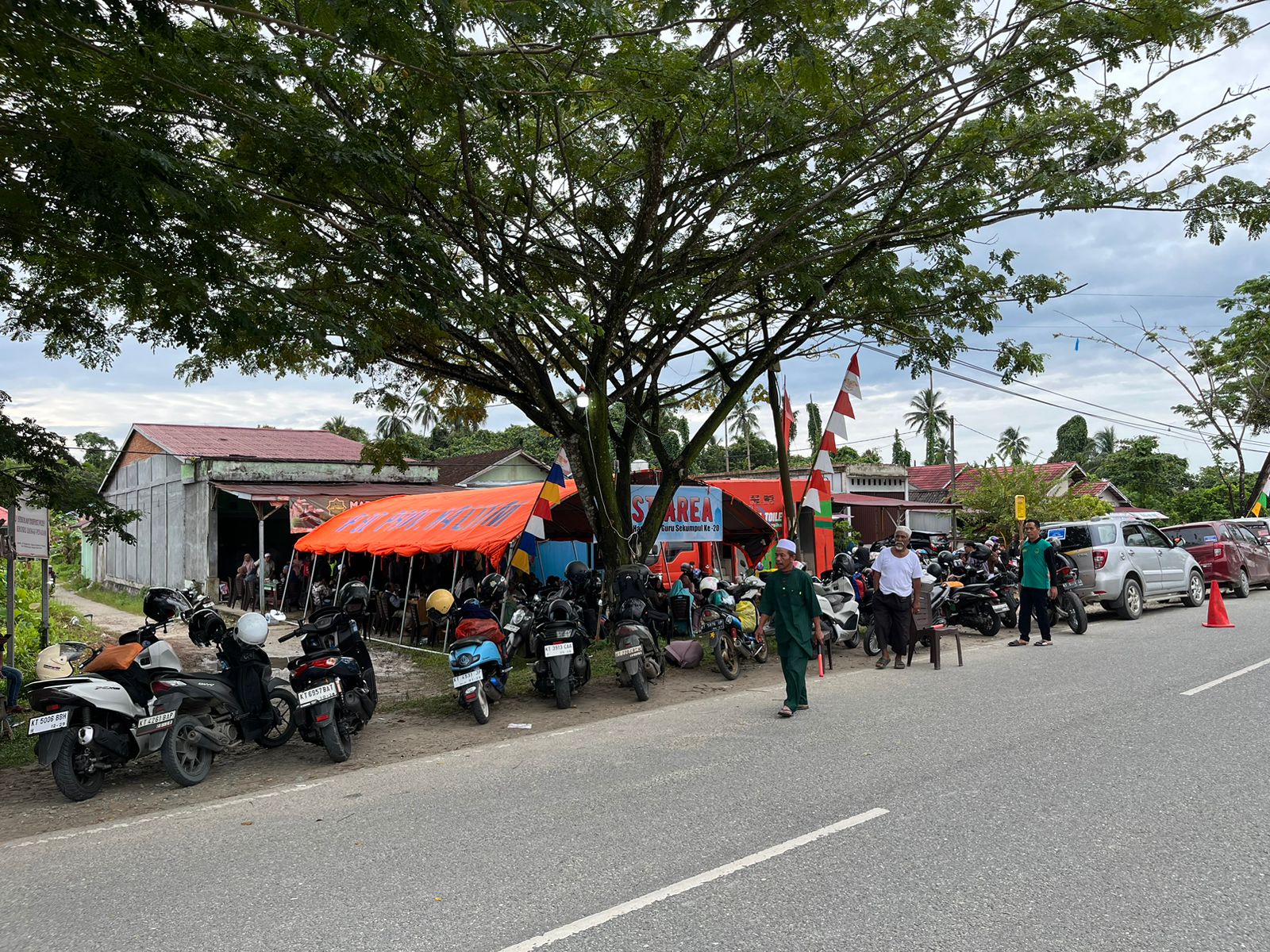 MAMPIR: Jamaah Haul Abah Guru Sekumpul memanfaatkan Rest Area Km 3 Penajam, PPU untuk tempat istirahat sejenak sebelum melanjutkan perjalanan ke Martapura.