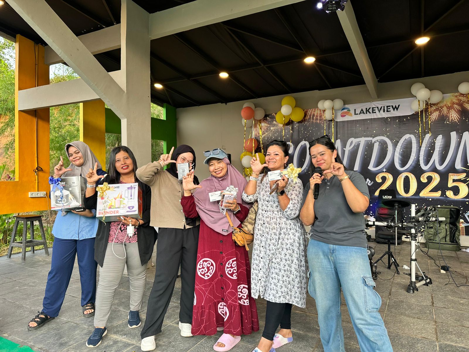 BANYAK HADIAH: Lake View menyediakan berbagai hadiah dalam momen perayaan tahun baru 2025, seperti smartphone, smartwatch, Smart TV, emas Antam, dan sepeda listrik.
