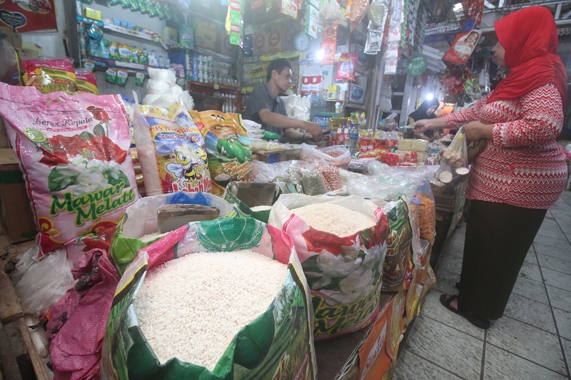 TERKENDALI: Harga beberapa bahan pokok seperti beras, sawi hijau dan bawang merah masih mengalami kenaikan pada momen akhir tahun kemarin.