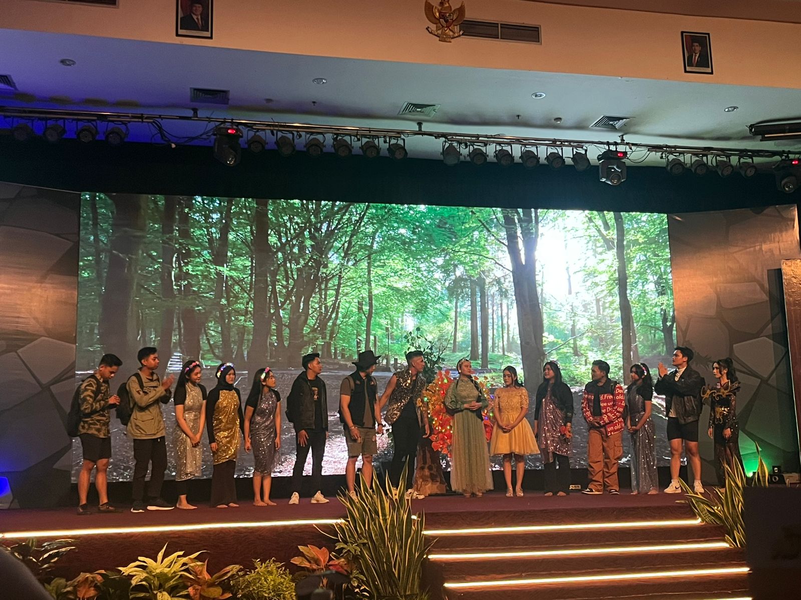 BERKESAN: Drama musical dari Pillar Pro mewarnai kemeriahan acara "Tales of Jungle Adventure, New Years Eve" yang jadi tema pergantian tahun di Aston Hotel & Convention Center Samarinda.