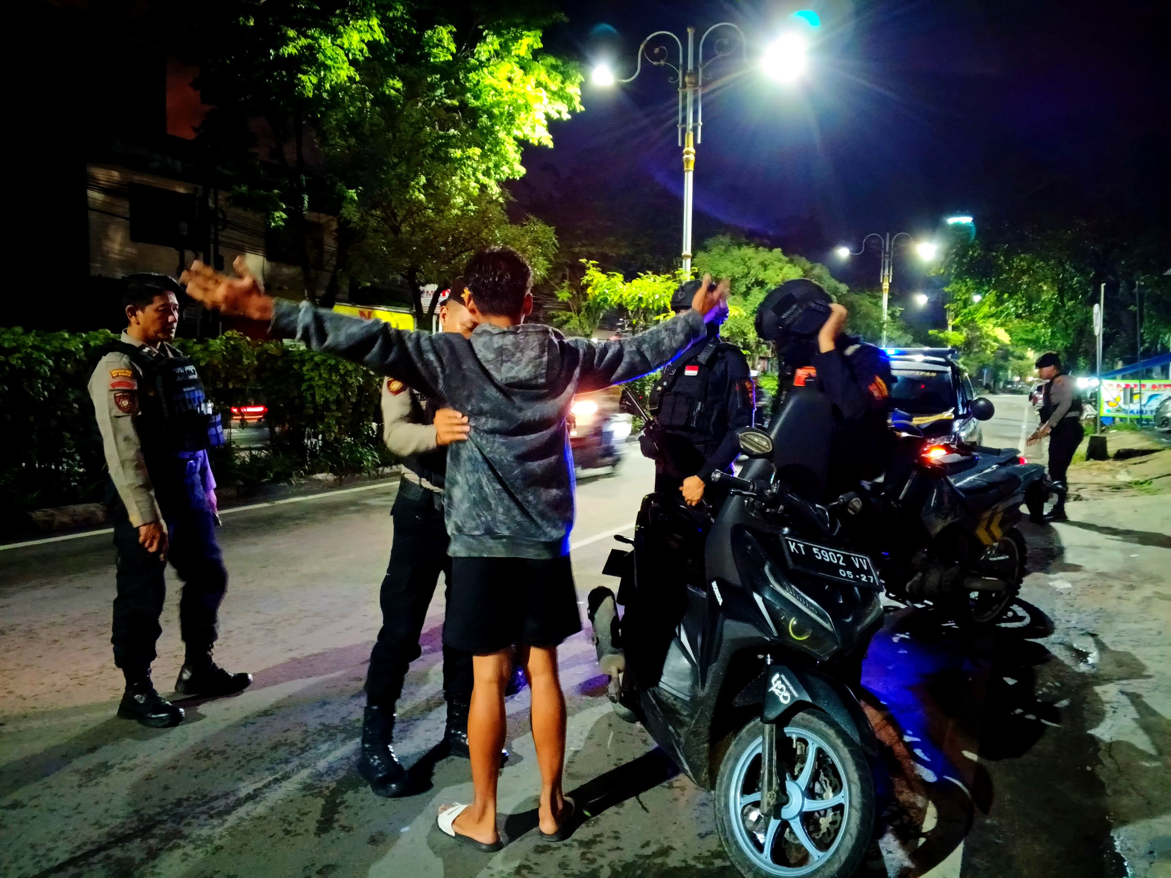 RAZIA: Proses pemeriksaan terhadap pengendara yang menggunakan knalpot brong. (FOTO: SYAHRUL/KP)