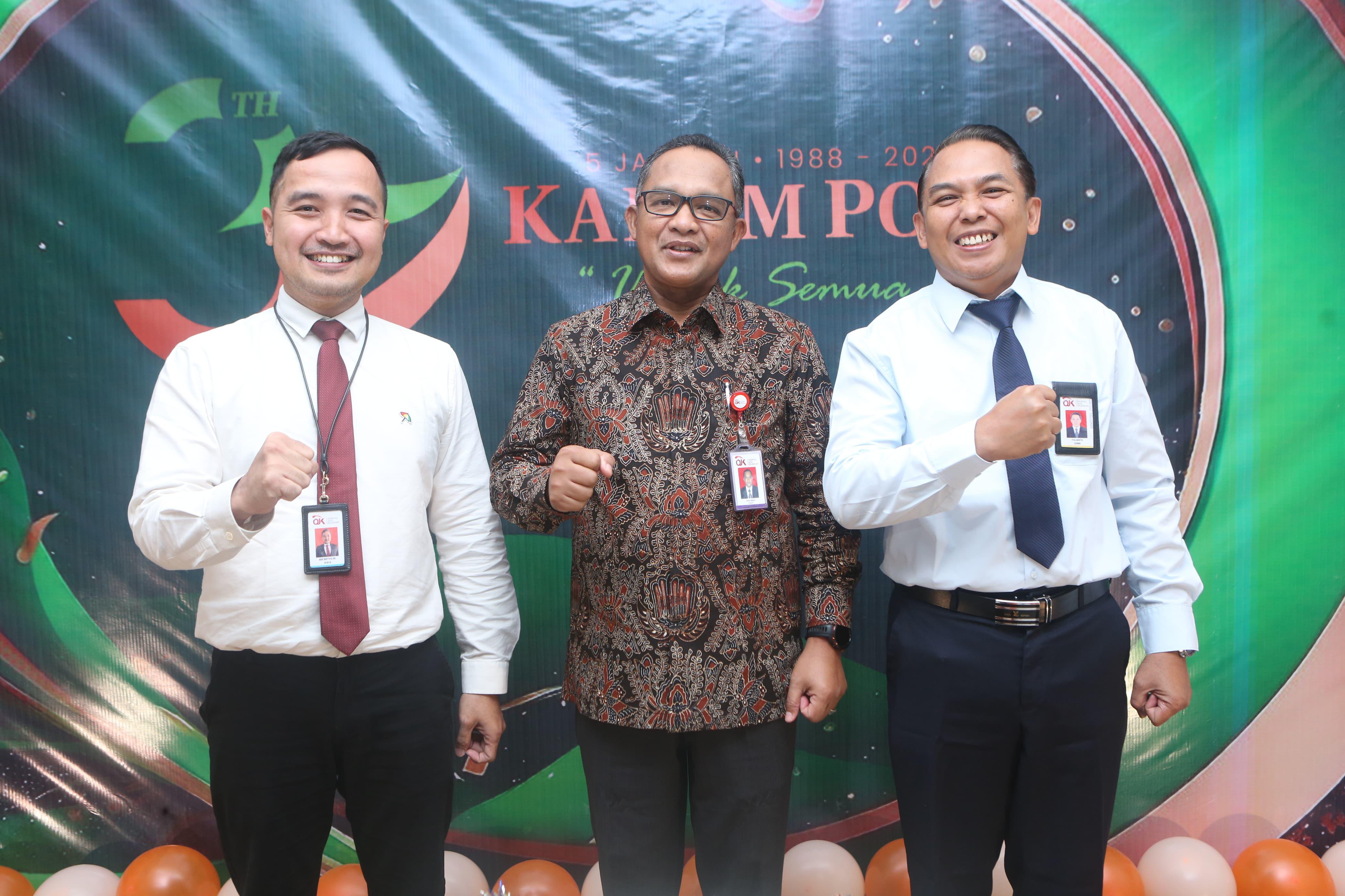 ERATKAN HUBUNGAN: Kepala Otoritas Jasa Keuangan Katimtara, Parjiman (tengah) dan jajarannya saat menghadiri acara syukuran hari jadi ke-37 Kaltim Post di Jalan Untung Suropati.
