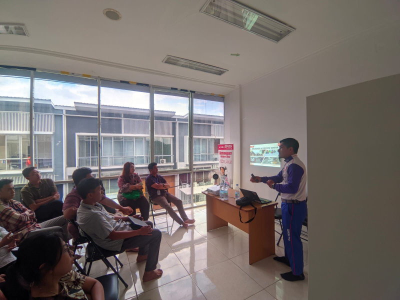 KAMPANYE: Rissang Ferisandy memberikan sosialisasi terkait pentingnya berkendara dengan aman dan posisi tubuh yang benar saat berkendara kepada pekerja IBID-Balai Lelang Serasi Balikpapan, Senin (6/1)