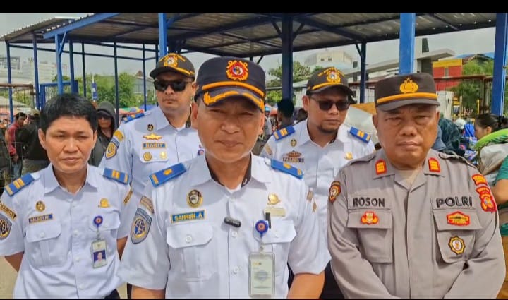 PUNCAK: Kasi Penjagaan Patroli dan Penyidikan  Kesyahbandaran dan Otoritas Pelabuhan Samarinda, Sahrun Ajis, didampingi tim gabungan dalam memantau arus balik libur natal dan tahun baru. (FOTO: IST)