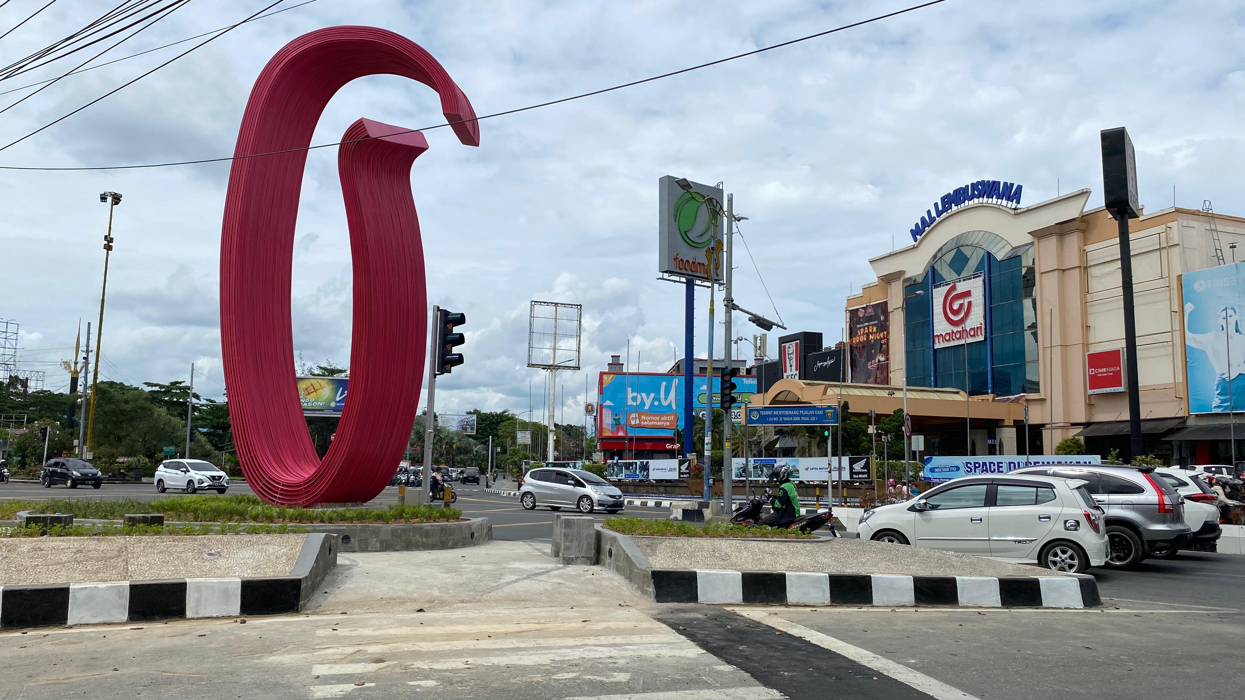 DUA TUGU: Yang baru saja selesai dibangun di dua titik ruas jalan Samarinda menuai rekasi masyarakat. (FOTO/RAMA)