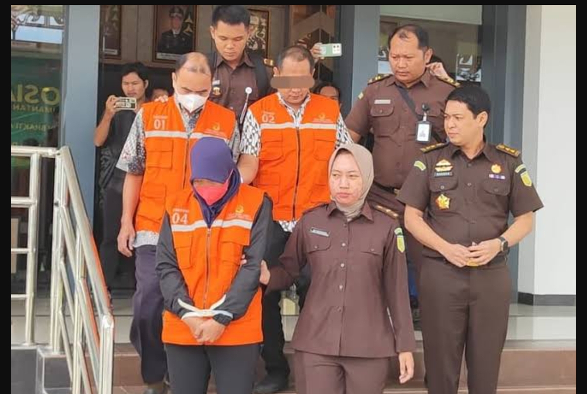 SIDANG: Tiga terdakwa korupsi TPP di RSUD AWS saat menjalani pemeriksaan di Kejaksaan Tinggi Kaltim beberapa waktu lalu. (FOTO: DOK)