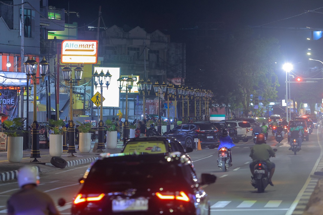 PARKIR: Sejumlah kendaraan tampak parkir di kawasan Jalan MT Haryono, tepatnya di jalan yang sudah diluaskan Pemerintah Kota Balikpapan.