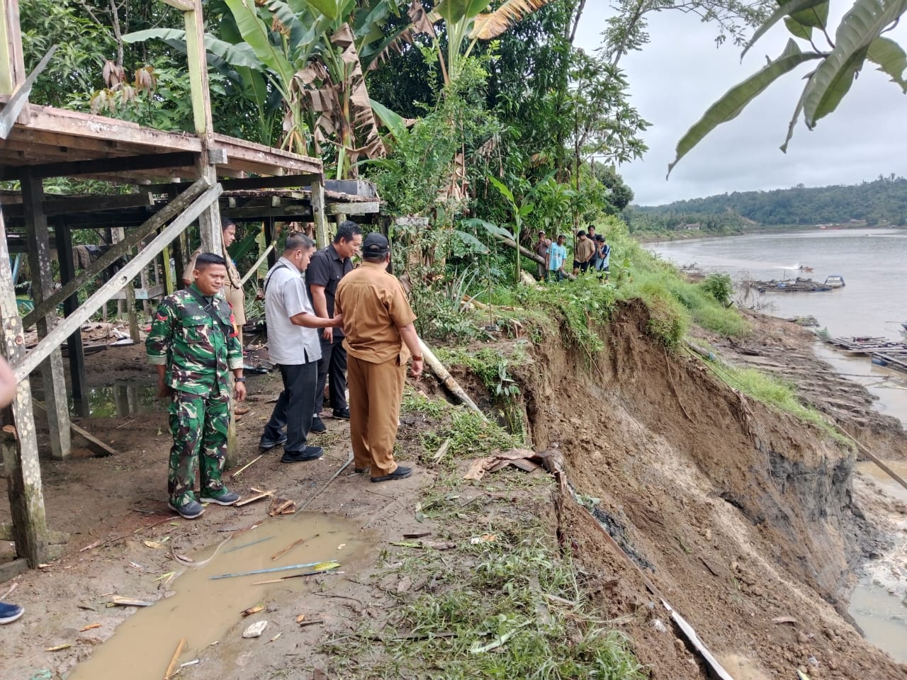 Sekda Kubar Ayonius (seragam cokelat), meninjau lokasi longsor di gang dan halaman belakang rumah warga di Tering Lama Ilir.
