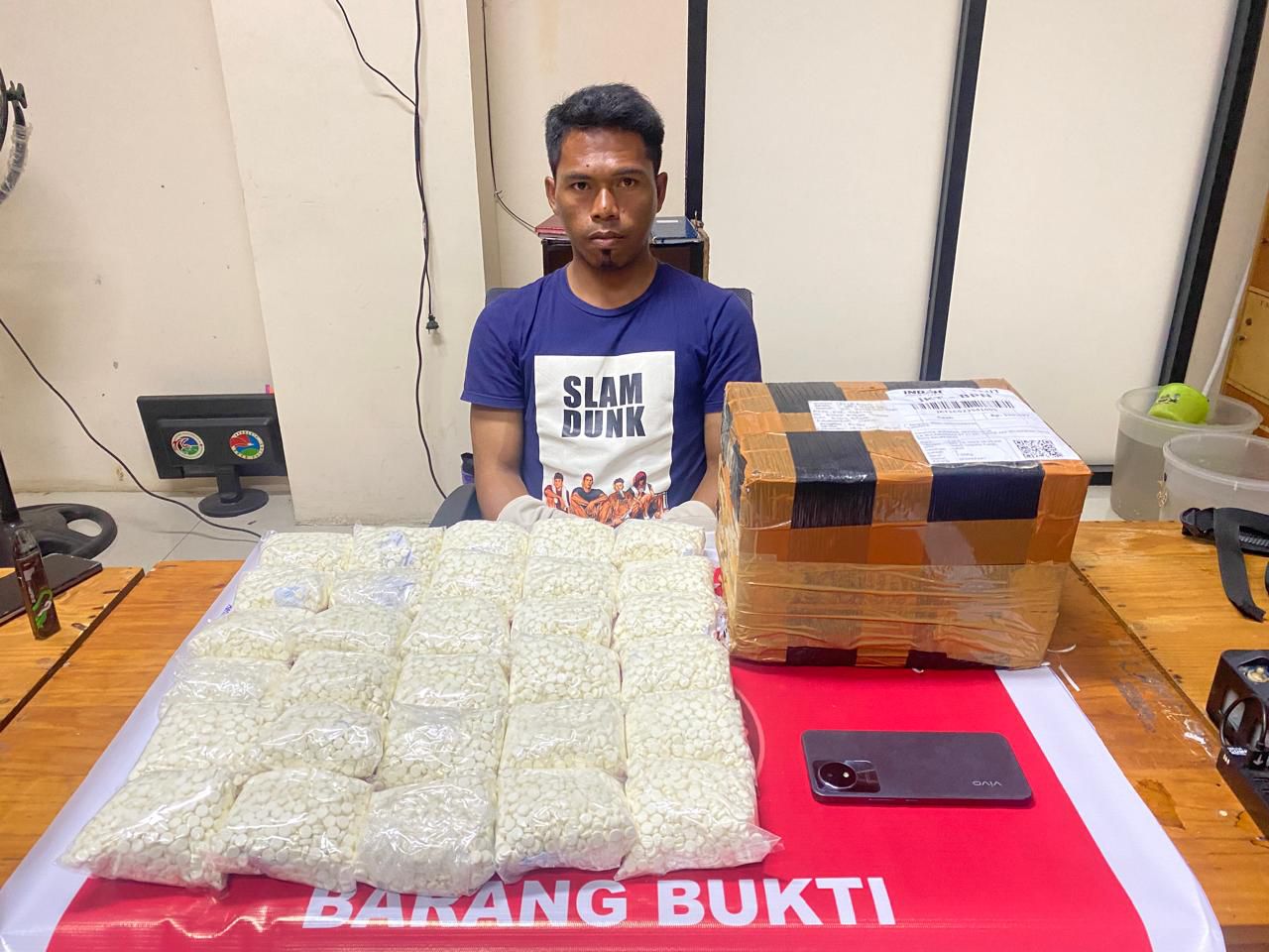 GAGAL: Kurir paket narkoba, A kini diamankan di Polresta Balikpapan. (FOTO: IST)