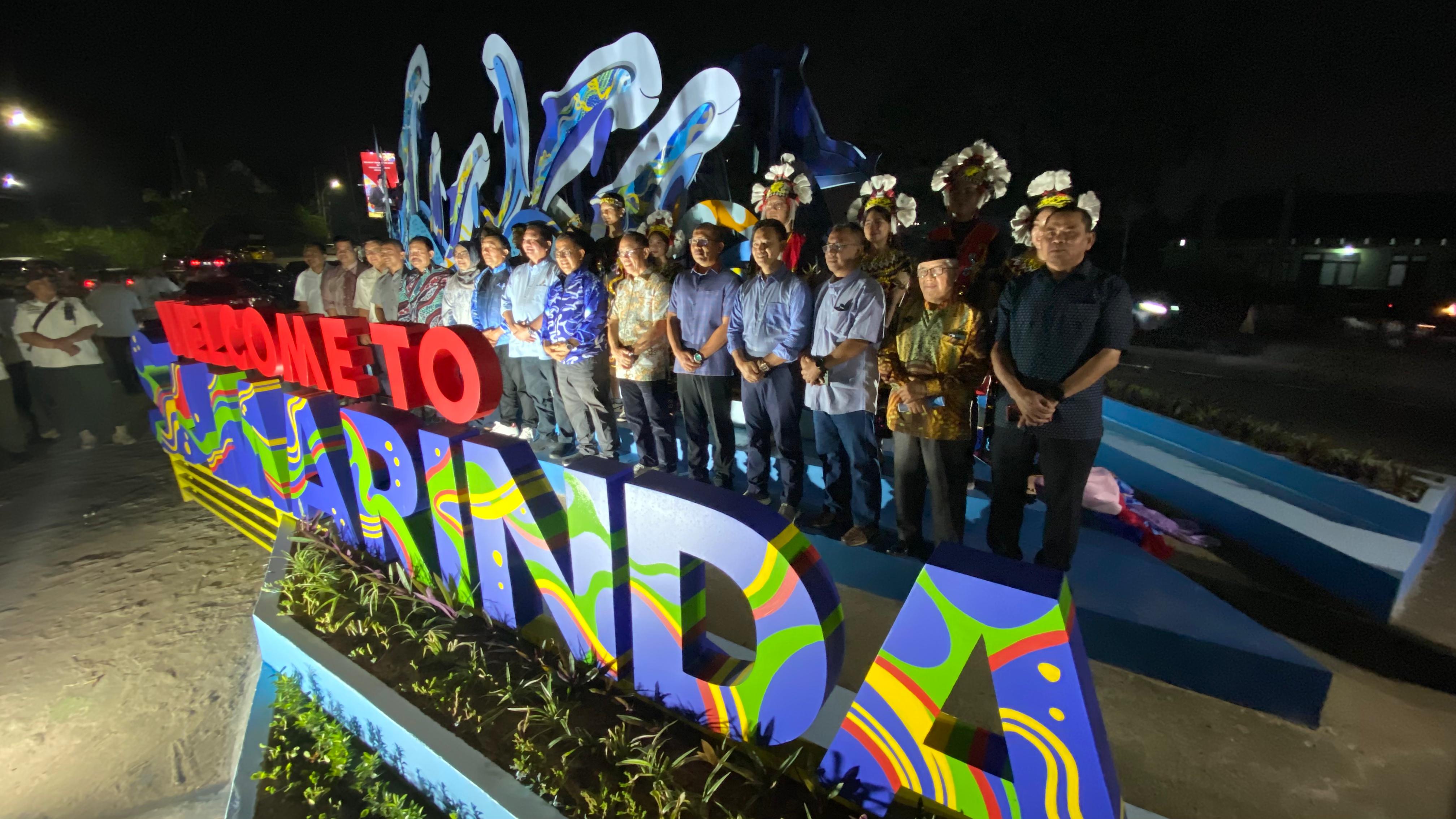 RESMI: Tugu pesut mahakam yang terletak di pintu masuk Jembatan Mahakam IV, Kecamatan Samarinda Seberang, diresmikan Pj Gubernur Kaltim, Akmal Malik, Rabu (8/1). (FOTO: RAMA)