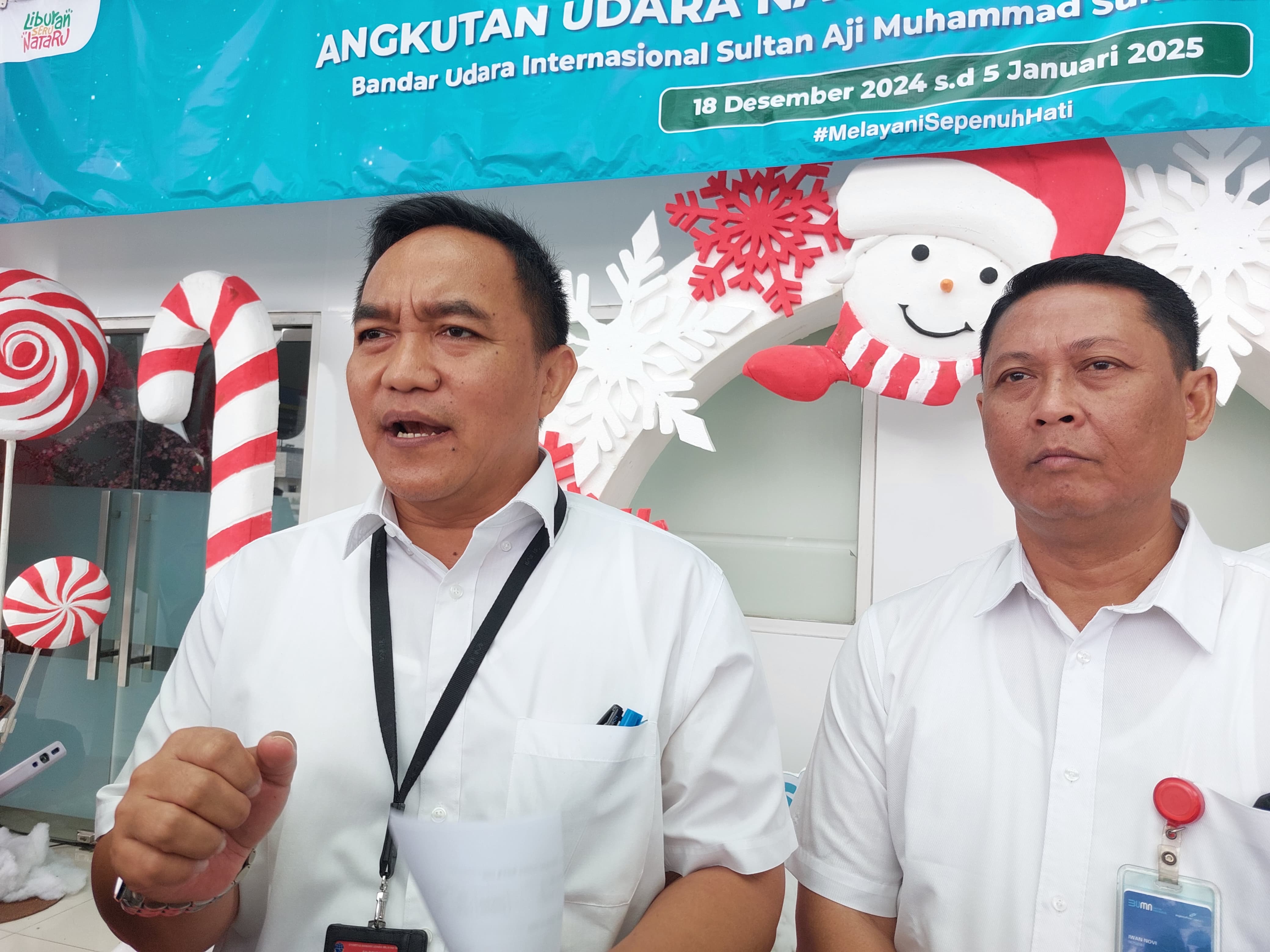 CEO Regional VI Angkasa Pura Indonesia Handy Heryudhitiawan (kiri) dan GM Bandara SAMS Sepinggan Iwan Novi Hantoro.