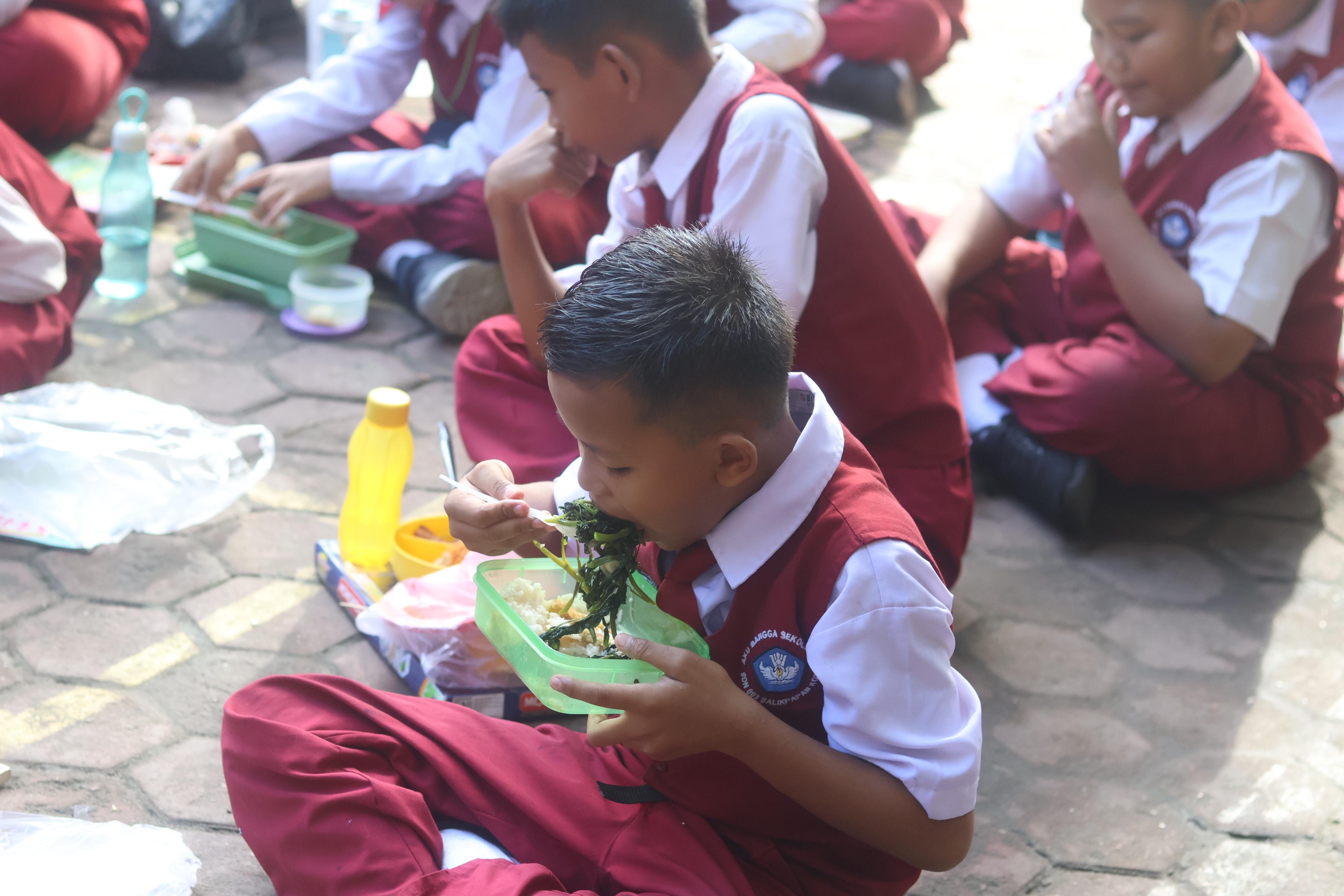 Para siswa di Balikpapan bersiap menerima program Makan Bergizi Gratis yang rencananya berjalan mulai 13 Januari 2025.