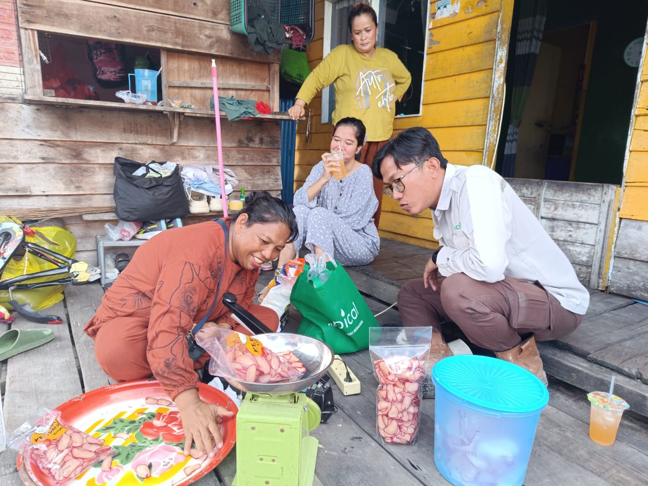 Yuliana, pelaku UMKM binaan PT KRN dengan produk andalannya Kerupuk Udang Jenebora