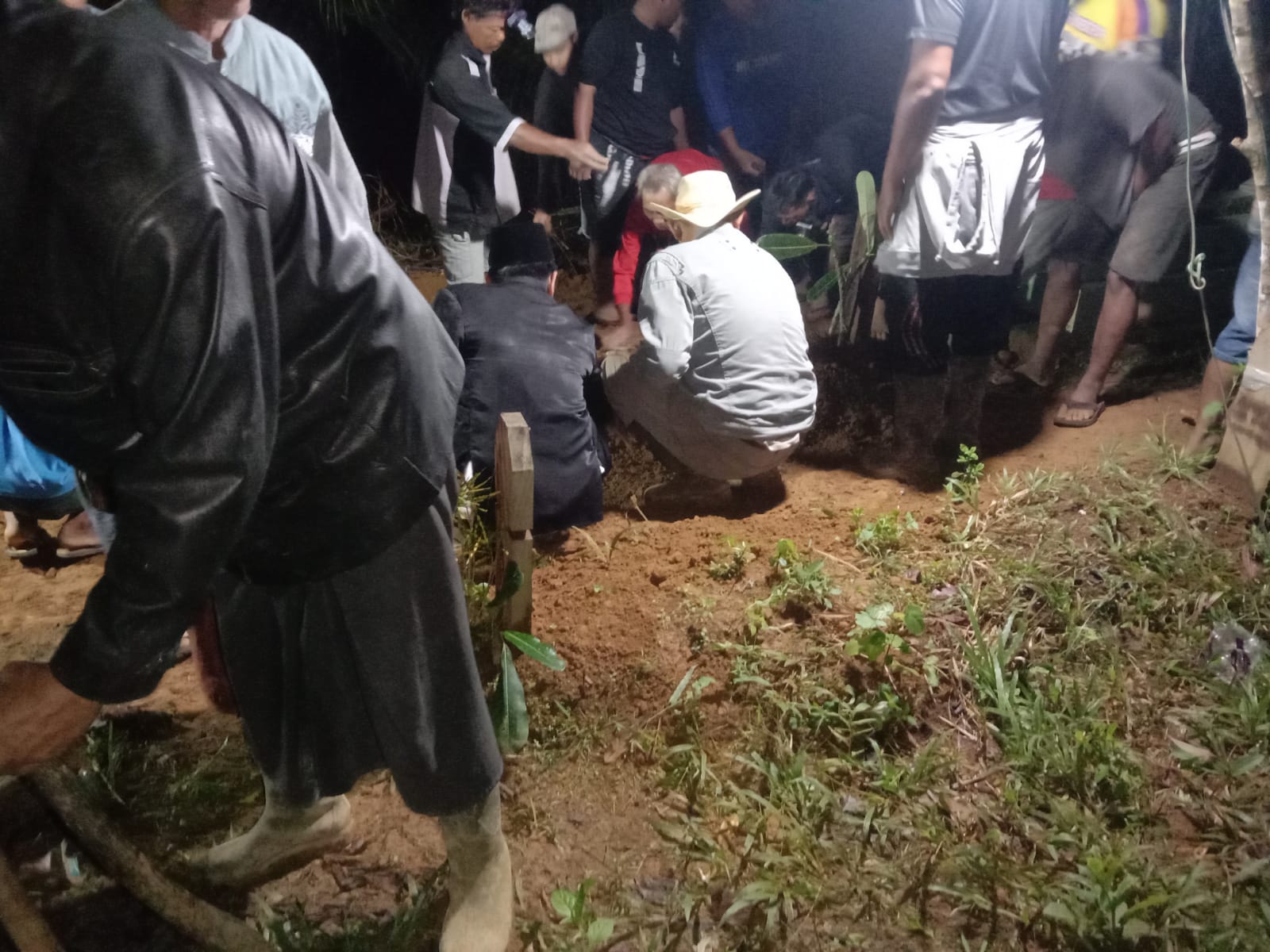 Proses penguburan jenazah Ibnu yang tewas setelah diterkam harimau. (Foto: Ist)