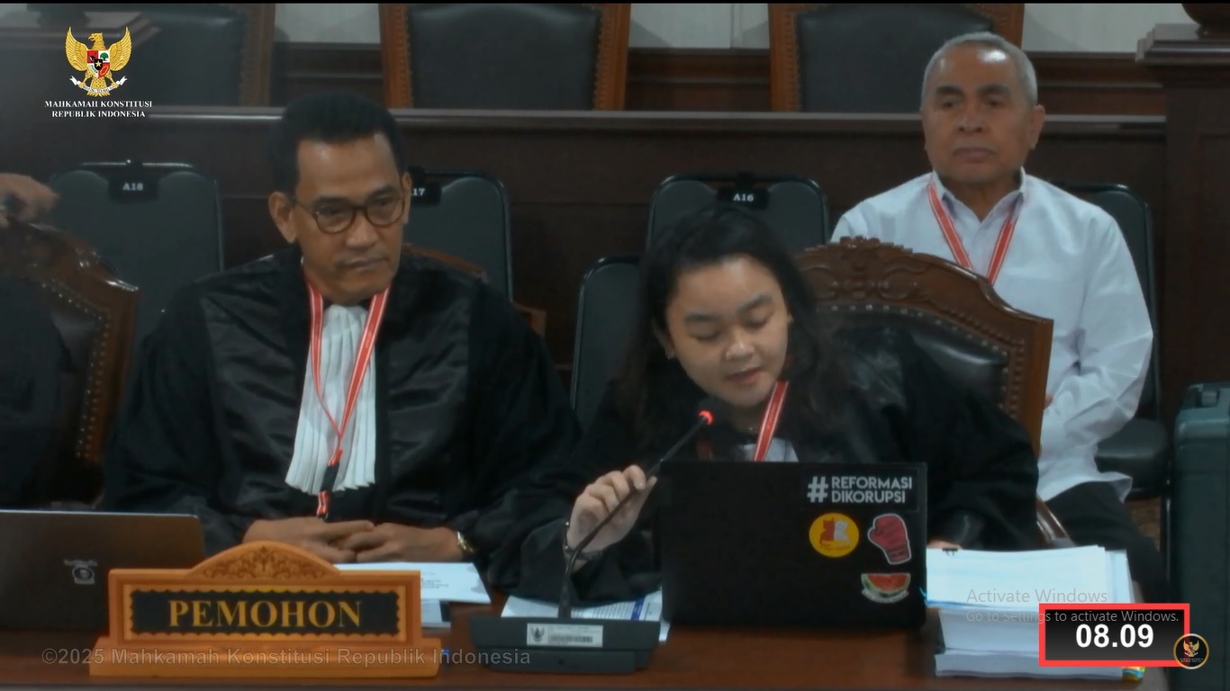 FAKTA LAPANGAN: Kuasa hukum paslon Isran Noor-Hadi Mulyadi, Refly Harun dan Raden Violla Reininda Hafidz saat sidang perdana PHPU di MK. (FOTO: MAHKAMAH KONSTITUSI)