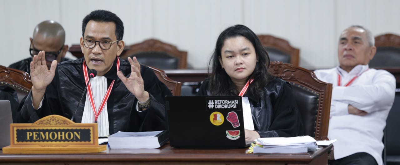 Sidang sengketa hasil Pilgub Kaltim di MK, Kamis (9/1). Tampak Isran Noor hadir langsung mendampingi kuasa hukumnya, Refli Harun.