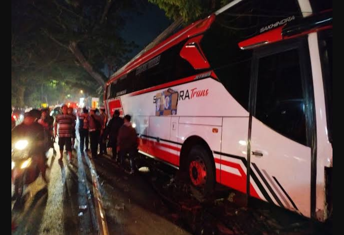 REM BLONG: Bus pariwisata asal Bali inilah yang menjadi penyebab kematian empat orang dan 8 orang terluka di Kota Batu Malang. (FOTO: IST)