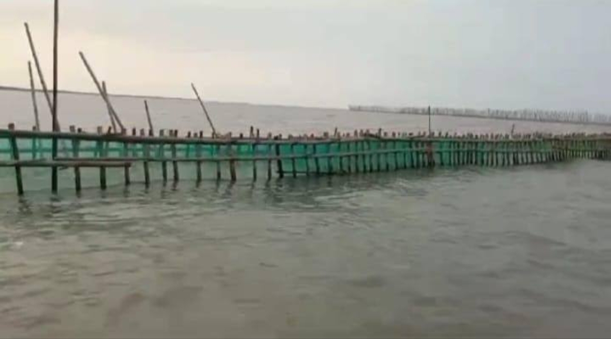 BIKIN HEBOH: Aktivitas nelayan di 16 wilayah pesisir desa terganggu dengan keberadaan pagar laut misterius sepanjang 30,16 Km. (FOTO: IST)