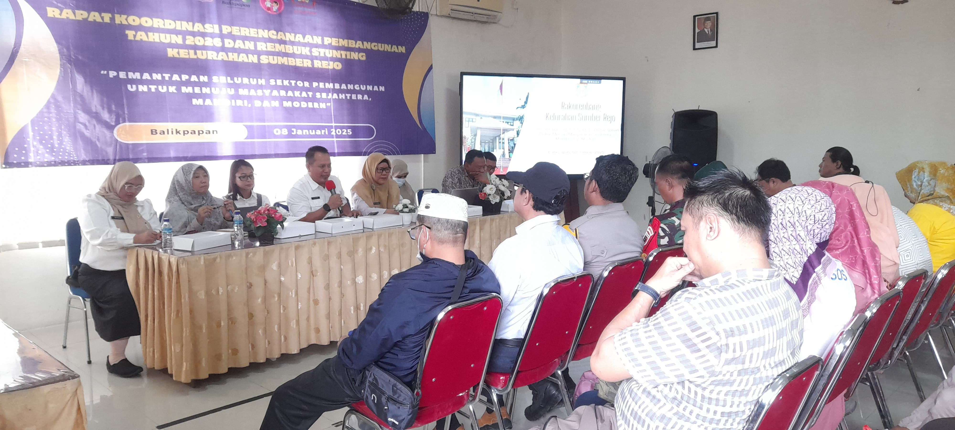 BERSAMA NARASUMBER: Lurah Sumber Rejo Paing (tengah) bersama para narasumber dalam kegiatan Rakorenbang dan Rembug Stunting di Kelurahan Sumber Rejo.