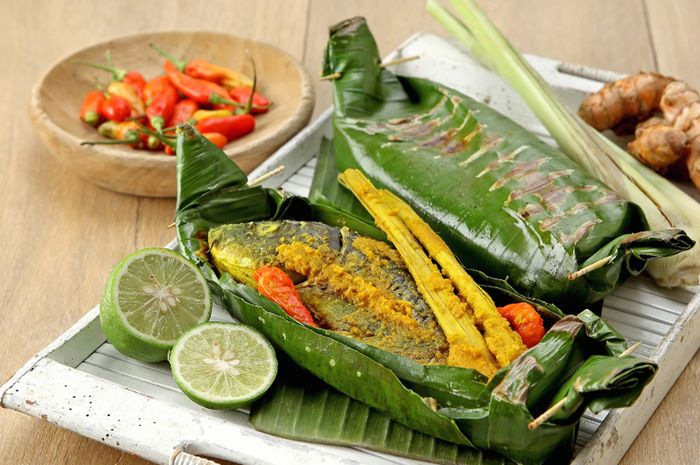 Cara masak pepes ikan agar wangi dan bebas bau amis.