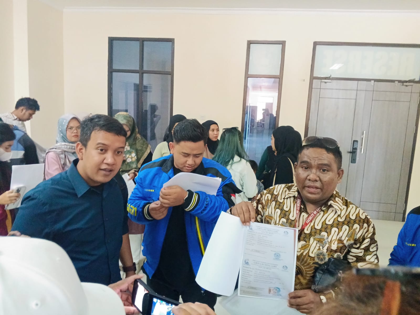AKHIRNYA MELAPOR: Korban didampingi kuasa hukum buat laporan di Polresta Balikpapan. (FOTO: SYAHRUL/KP).