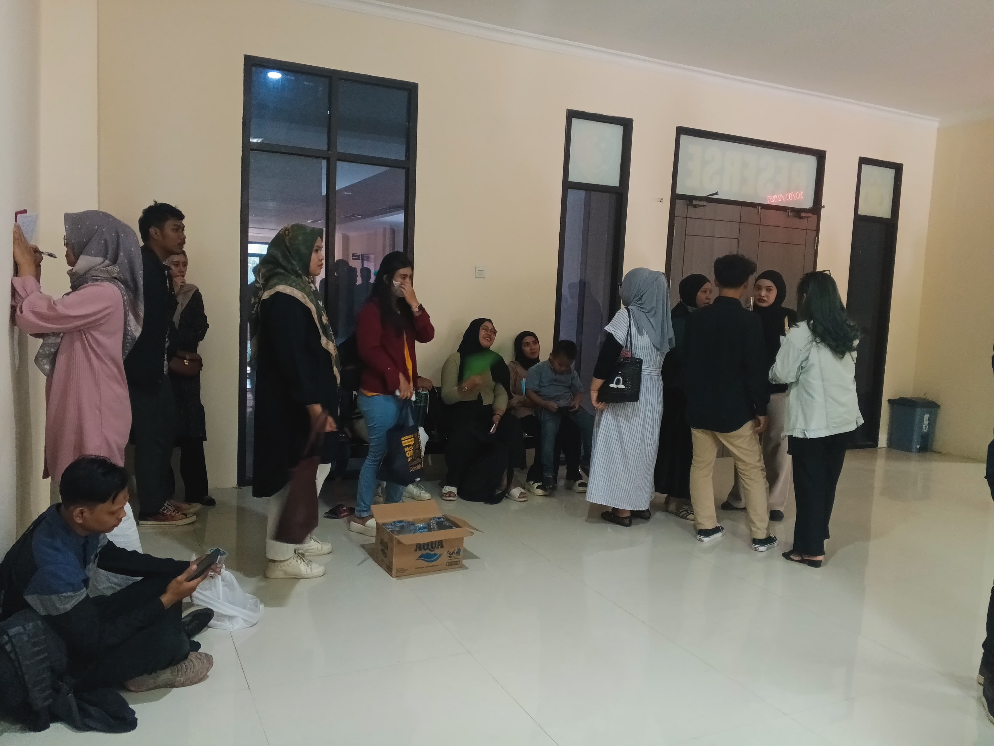 ANTRI: Puluhan korban laporkan dugaan penipuan perumahan ke Polresta Balikpapan. (FOTO: SYAHRUL/KP).