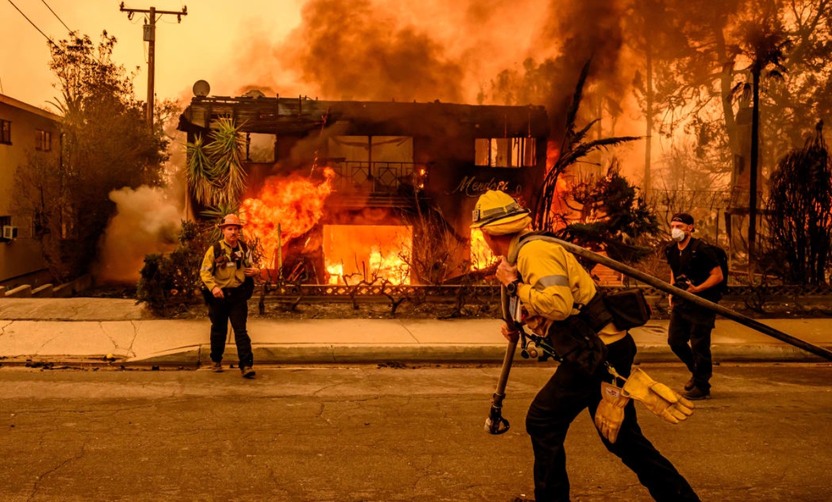 MEREDA: Petugas pemadam bekerja keras memadamkan api yang membakar  gedung apartemen yang terjadi di Eaton di wilayah Altadena, Los Angeles, California. (FOTO: IST)