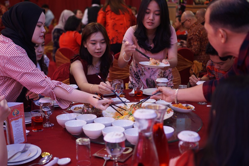 MOMEN BERHARGA: Berbagai hidangan khas Imlek yang menggoda akan semakin lezat bila dinikmati bersama keluarga maupun kolega.