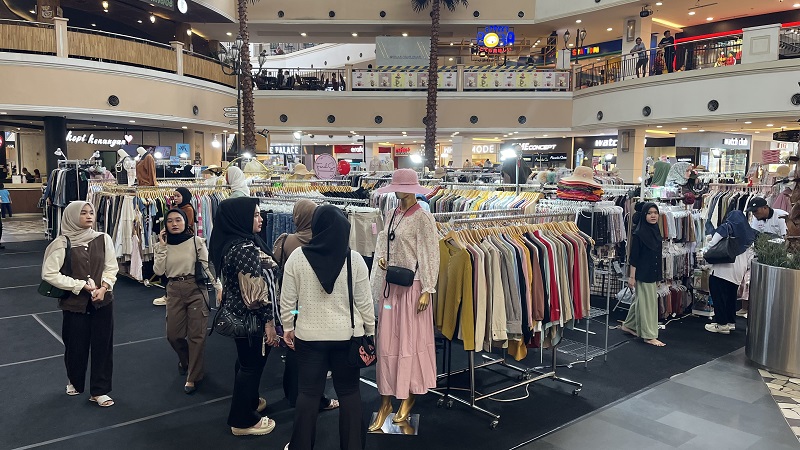DESTINASI: Kunjungan di mal pada momen pergantian tahun meningkat cukup signifikan, dengan transaksi didominasi tenant kuliner dan aksesori.