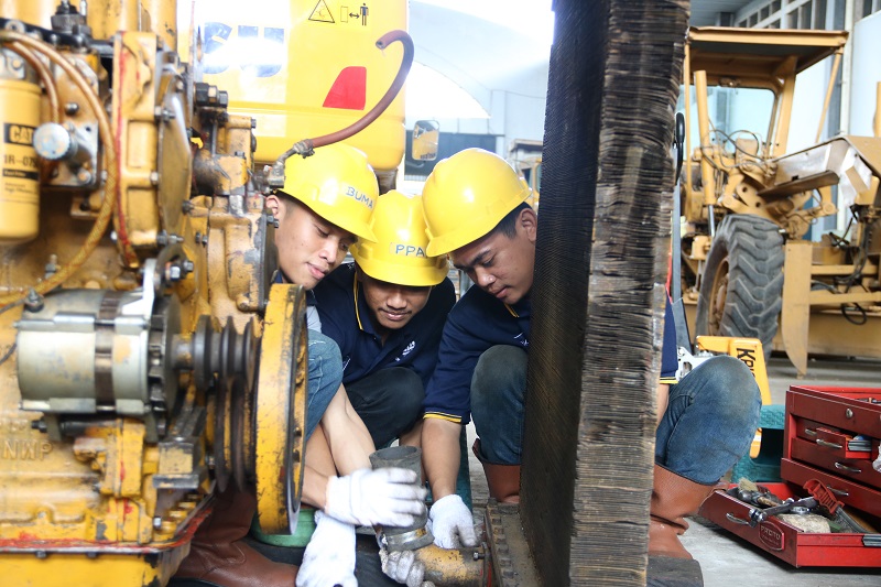 MENARIK: Jurusan pertambangan seperti operator dan mekanik alat berat masih jadi primadona. Ratusan orang mendaftar setiap pembukaan pelatihan.