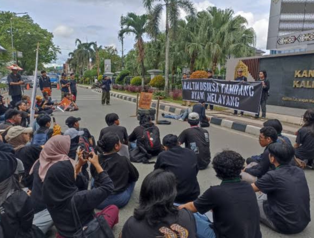 JANGAN MENGHILANG: Aksi mahasiswa dan aktivis menuntut kasus pembunuhan di Muara Kate, Kabupaten Paser bisa segera diungkapkan Kepolisian. (FOTO: IST)