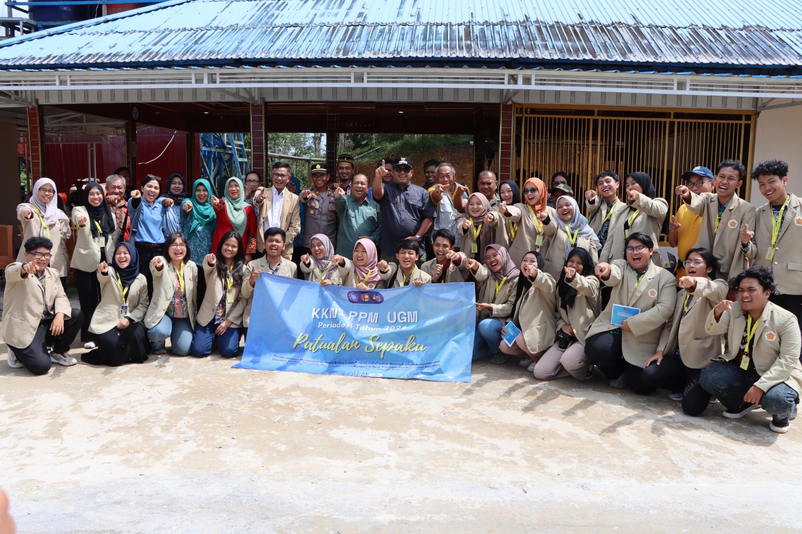 MONEV: Mahasiswa UGM Yogyakarta saat melakukan kegiatan Monev KKN-PPM di Telemow, Kecamatan Sepaku, PPU.