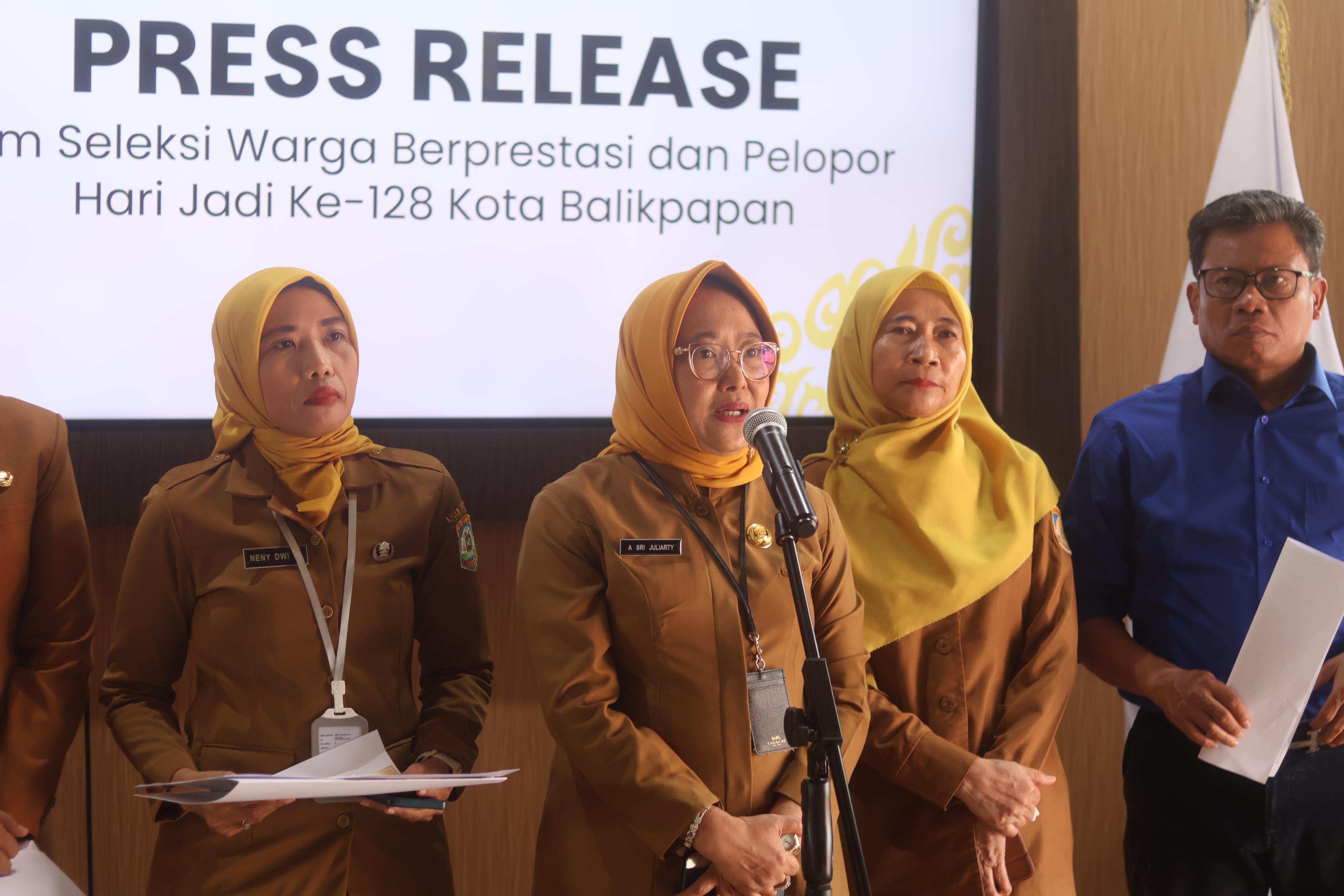 Ketua Panitia HUT ke-128 Balikpapan Andi Sri Juliarty menyampaikan rangkaian acara mulai dari upacara hingga pesta rakyat. (DINA ANGELINA/KP)